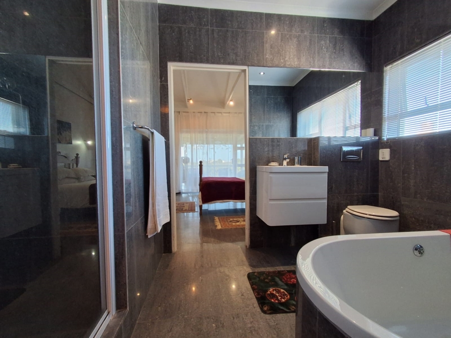 4 Bedroom Property for Sale in Stilbaai Wes Western Cape